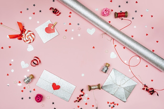 Foto il processo di decorazione di un biglietto di auguri per san valentino