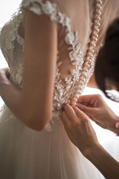 The process of dressing the bride's dress 3193