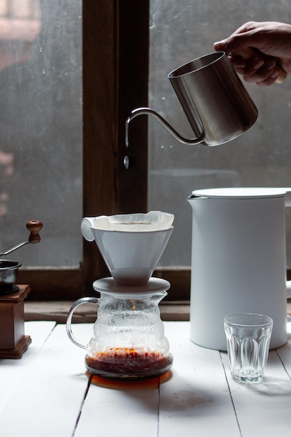 Foto il processo di gocciolamento del caffè