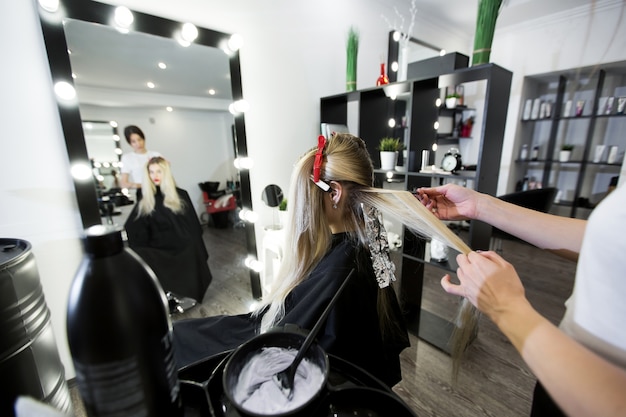 Foto processo di tintura dei capelli al salone di bellezza