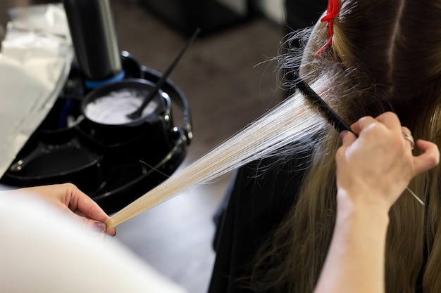 Foto processo di tintura dei capelli al salone di bellezza