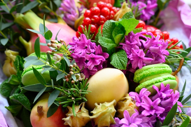 Processo di formazione di un bouquet di frutta e fiori.