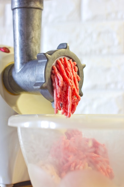 Process of fresh red meat grinding from mincing machine