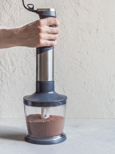 Process of grinding cacao beans in a blender