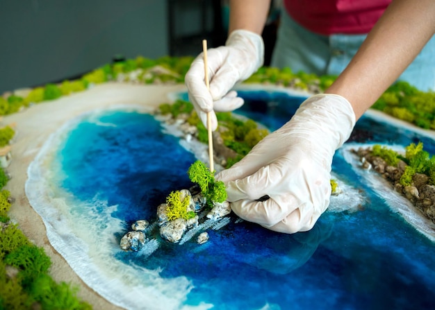 The process of making the art decor of epoxy resin natural stones and moss