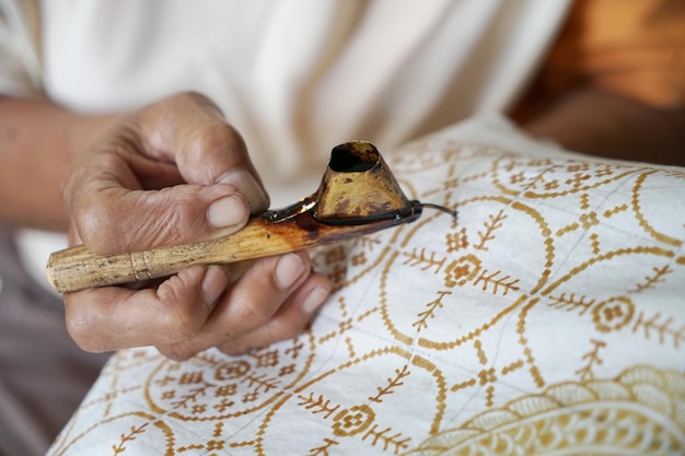 Процесс изготовления батика Батик - это традиционное искусство ручной работы из Индонезии.