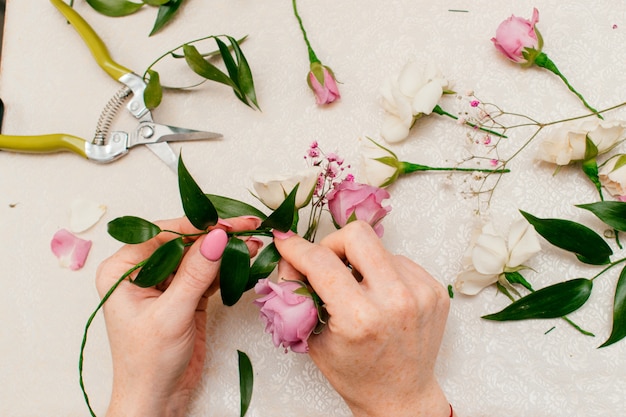 花嫁の結婚式の花輪を作るプロセス