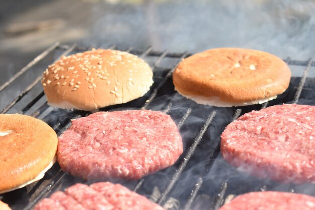 Foto il processo di fare hamburger alla griglia in giardino