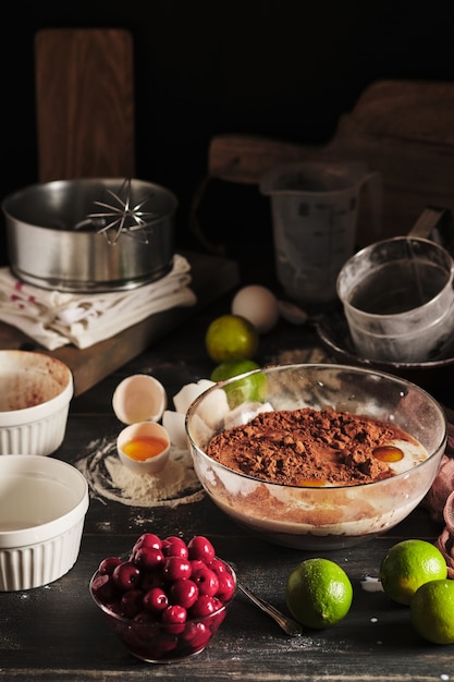나무 식탁에 디저트용 체리 제품으로 초콜릿 케이크를 만드는 과정
