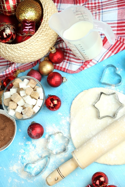 Processo di preparazione dei biscotti di natale in primo piano