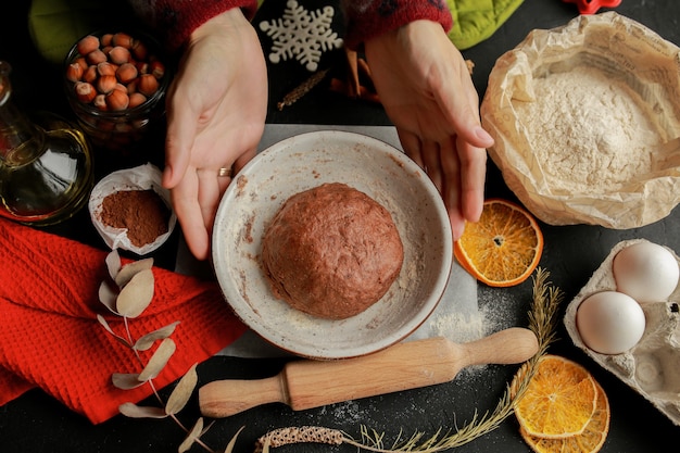 Il processo di preparazione dei biscotti di natale ingredienti per la cottura di una torta di farina di dolciumi