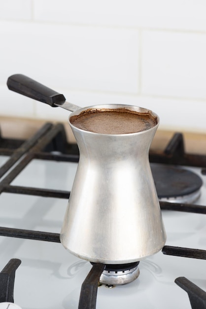トゥルクでガスストーブを使ってコーヒーを作るプロセス