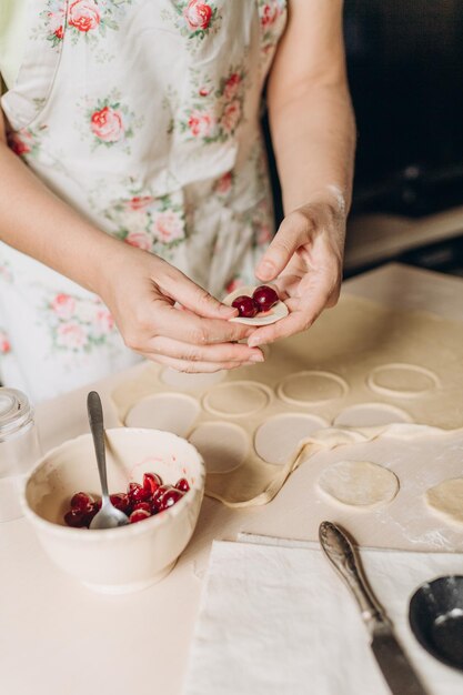 Il processo di preparazione dell'impasto in cucina a casa cucinando le mani femminili preparano il cibo