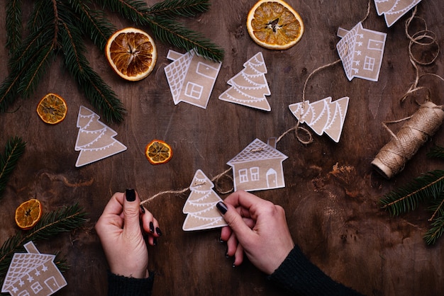 Processo di creazione di ghirlande di alberi di natale con carta ecologica