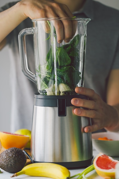 process of making healthy smoothie
