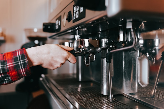 Foto processo di preparazione del caffè latte