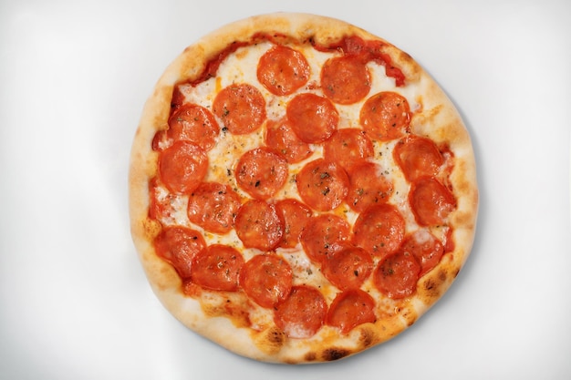 ピザを作るプロセス屋台の料理のコンセプトサラミを使ったイタリアンピザ