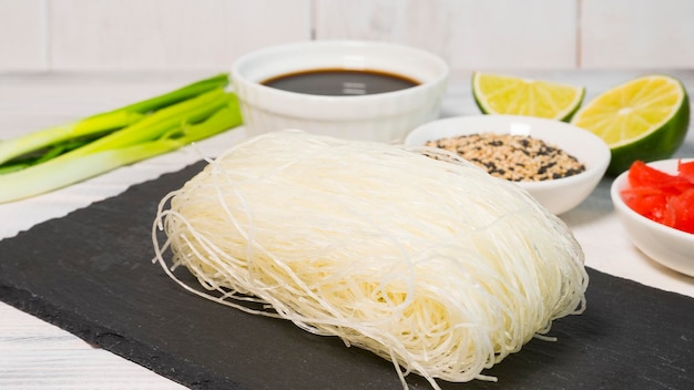 Foto il processo di preparazione degli spaghetti di riso