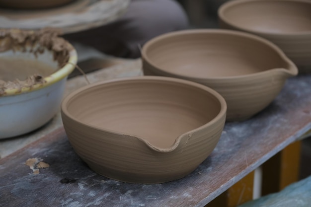 The process of making tableware product from clay Pembuatan mangkok dan gelas dari tanah liat