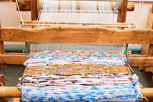 Процесс изготовления текстиля на ткацком станке