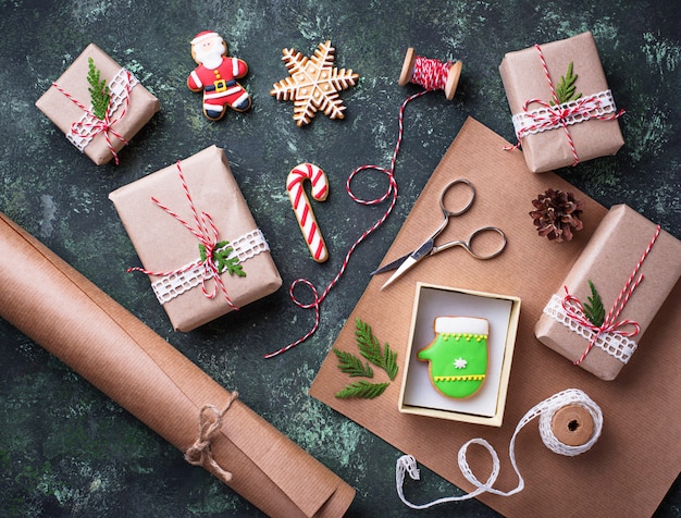 Фото Процесс упаковки коробок с рождественскими подарками. вид сверху
