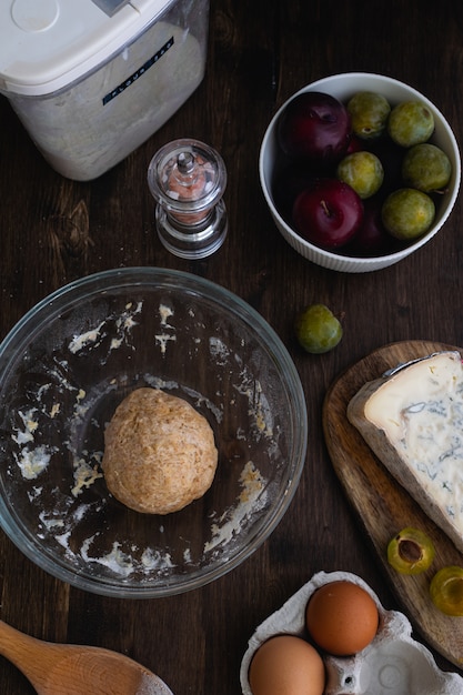 ブルーゴルゴンゾーラチーズと梅のタルトパイの準備のプロセス