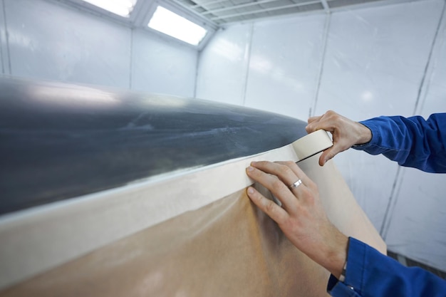 Foto processo di preparazione dell'auto prima della verniciatura della carrozzeria