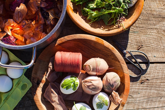 The process of preparing for dyeing eggs in onion peel