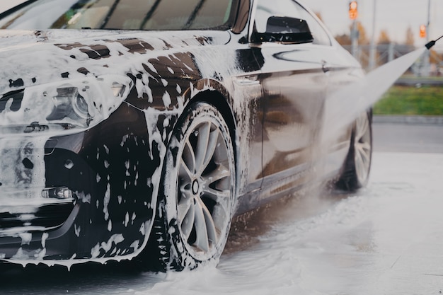 摄影专业洗车的过程与化学清洁剂和高压垫圈