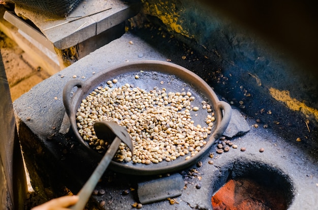 バリ島でコーヒー豆を焙煎するプロセス