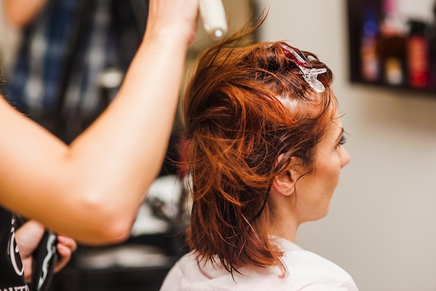 Процесс укладки волос в салонах красоты