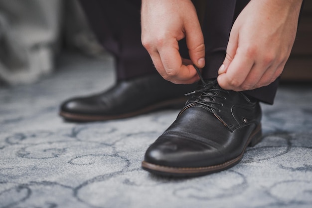 The process of tying the laces on black shoes 2321