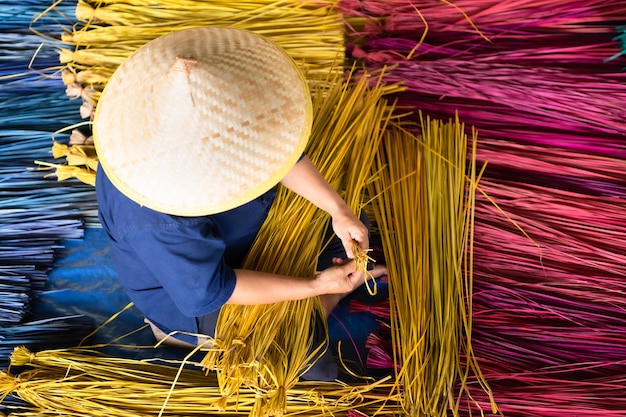 麻の木を様々な色に加工し,マットに織る