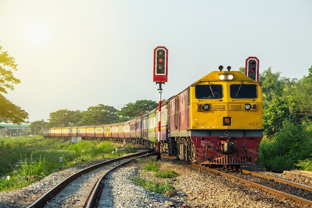 Photo procession train thai through rail chopper with traffic ligh.