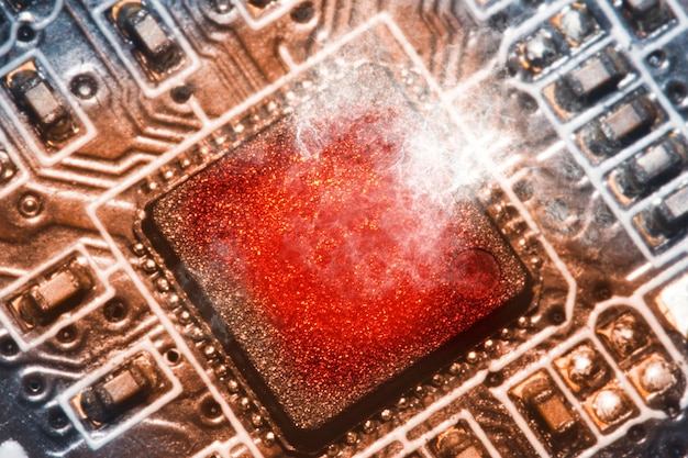 Foto il chip del processore si surriscalda e brucia nella presa sulla scheda madre del computer