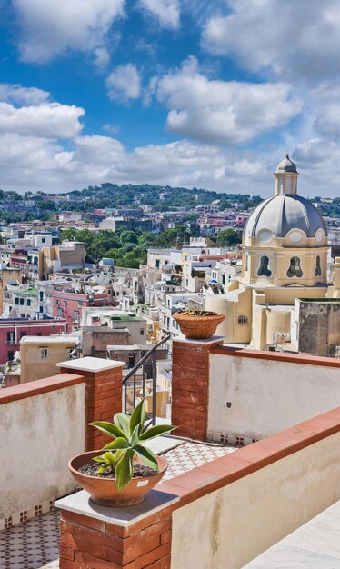 Procida italy circa august 2020 панорамный вид на средиземноморский итальянский остров недалеко от неаполя в летний день