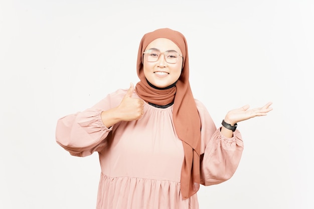 Product tonen en presenteren op open palm van mooie Aziatische vrouw die hijab draagt