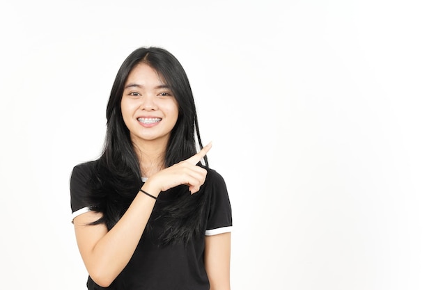 Product tonen en wijzende kant met wijsvinger van mooie Aziatische vrouw geïsoleerd op wit