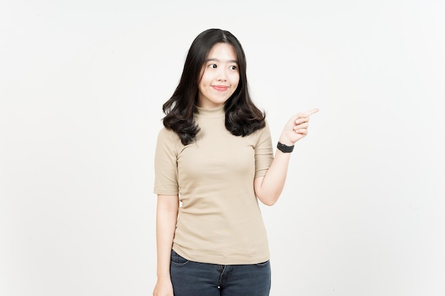 Product tonen en wijzende kant van mooie Aziatische vrouw geïsoleerd op een witte achtergrond