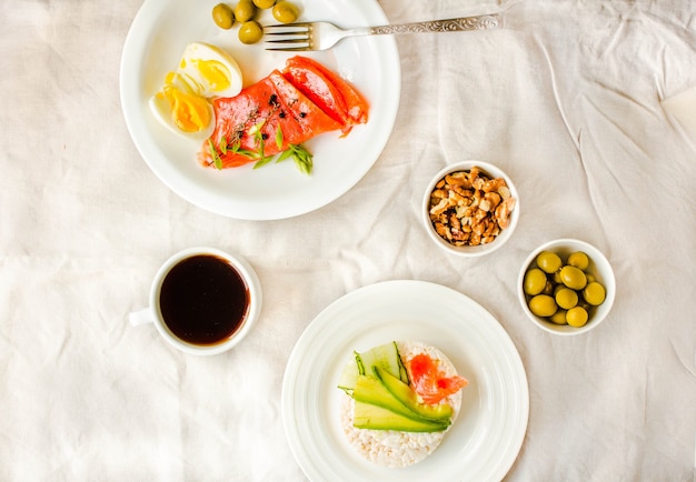 Producten met omega-3 goed voor gezond haar en huid. Paleo dieet concept. Close-up van mannelijke handen met voedsel dat rijk is aan vet en eiwit.