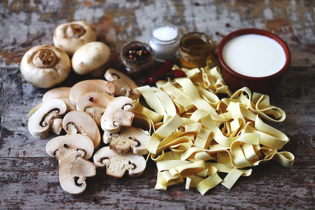 Producten voor de bereiding van champignonpasta met room.