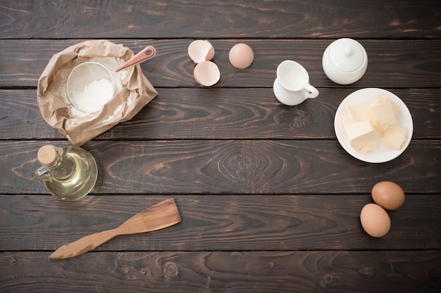 Producten voor de bereiding van deeg op donker houten oppervlak