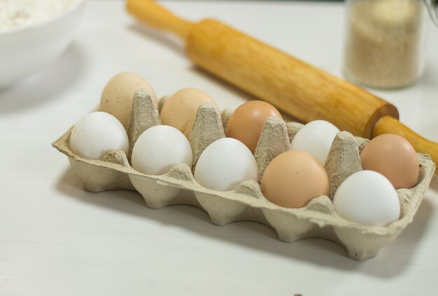 Producten voor het bakken van natuurlijke scharreleieren meel honing sesamzaadjes