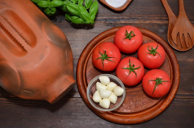 Producten voor het koken van snacks mozzarella mini tomaatjes en basilicum op tafel