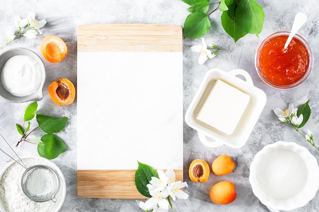 Producten voor het maken van Franse koekjes of abrikozentaart Ingrediënten voor zomer bakken op een lichte tafel Ruimte kopiëren Bovenaanzicht