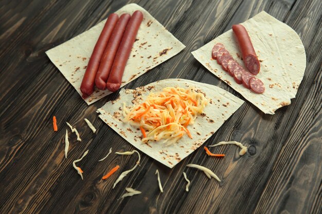 Foto producten voor het maken van sandwich shoarma op houten ondergrond