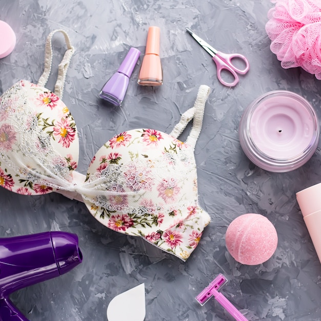 Producten voor persoonlijke verzorging, lingerie en cosmetica plat leggen. Vrouw schoonheidsbehandeling concept, bovenaanzicht