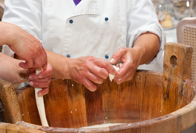 Productie handgemaakt vakmanschap van mozzarella