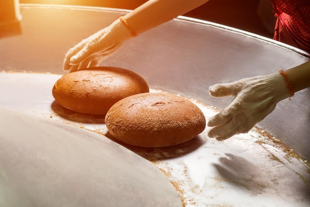 Productie van broodfabriek voor de productie van broodbrood uit de oven broodbrood bakken op de