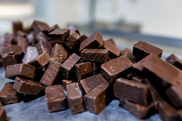 Productie van chocoladesuikergoed snoepjes op transportband in fabriek